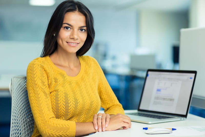 woman_sitting_in_call_center